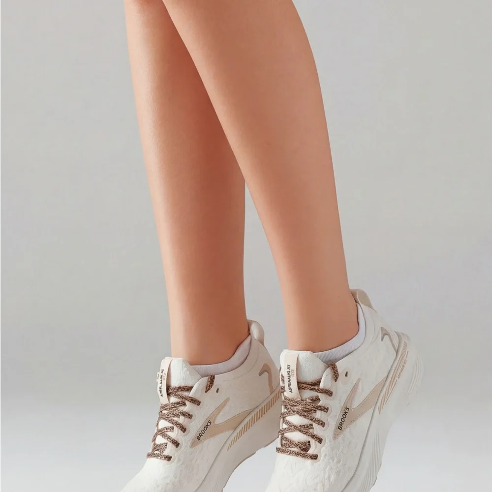 Brand New In Box Brooks Adrenaline GTS 25 Womens Size 7 Cream and Tan Accents - Picture 15 of 15